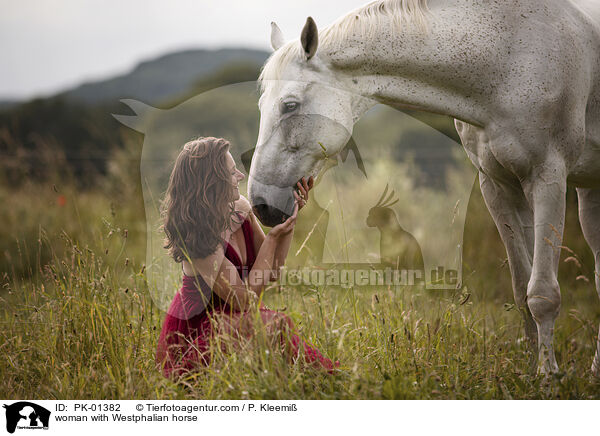 Frau mit Westfale / woman with Westphalian horse / PK-01382
