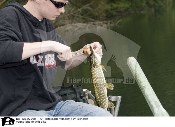junger Angler mit Hecht / young angler with pike / WS-02298