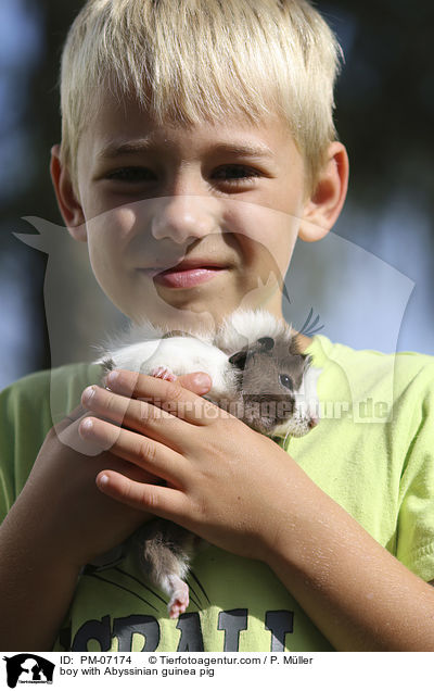 boy with Abyssinian guinea pig / PM-07174