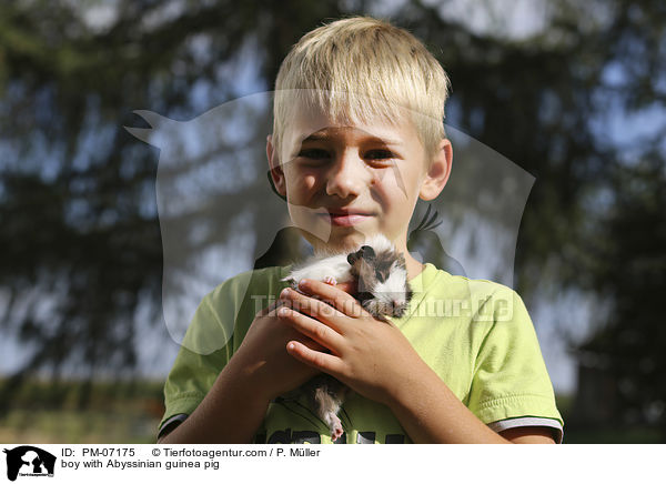 boy with Abyssinian guinea pig / PM-07175