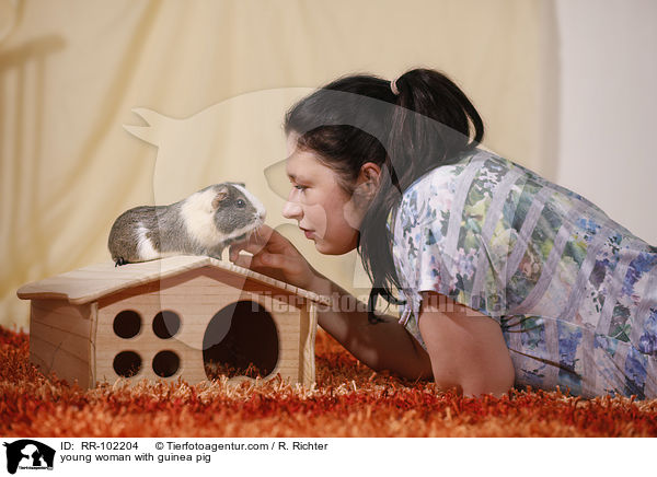 young woman with guinea pig / RR-102204