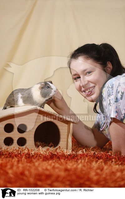young woman with guinea pig / RR-102208