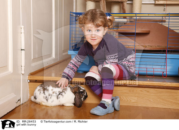 kleines Mdchen mit Kaninchen / girl with bunny / RR-28453