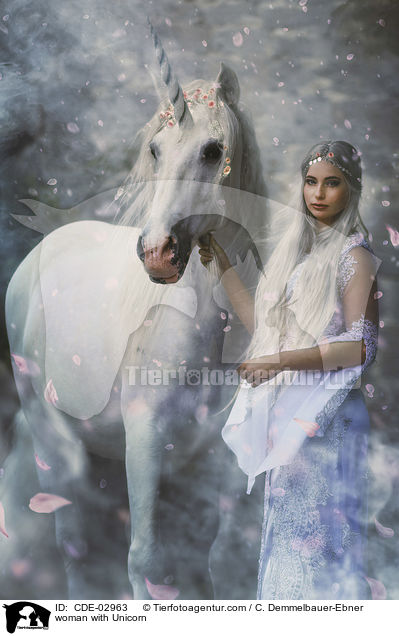 woman with Unicorn / CDE-02963